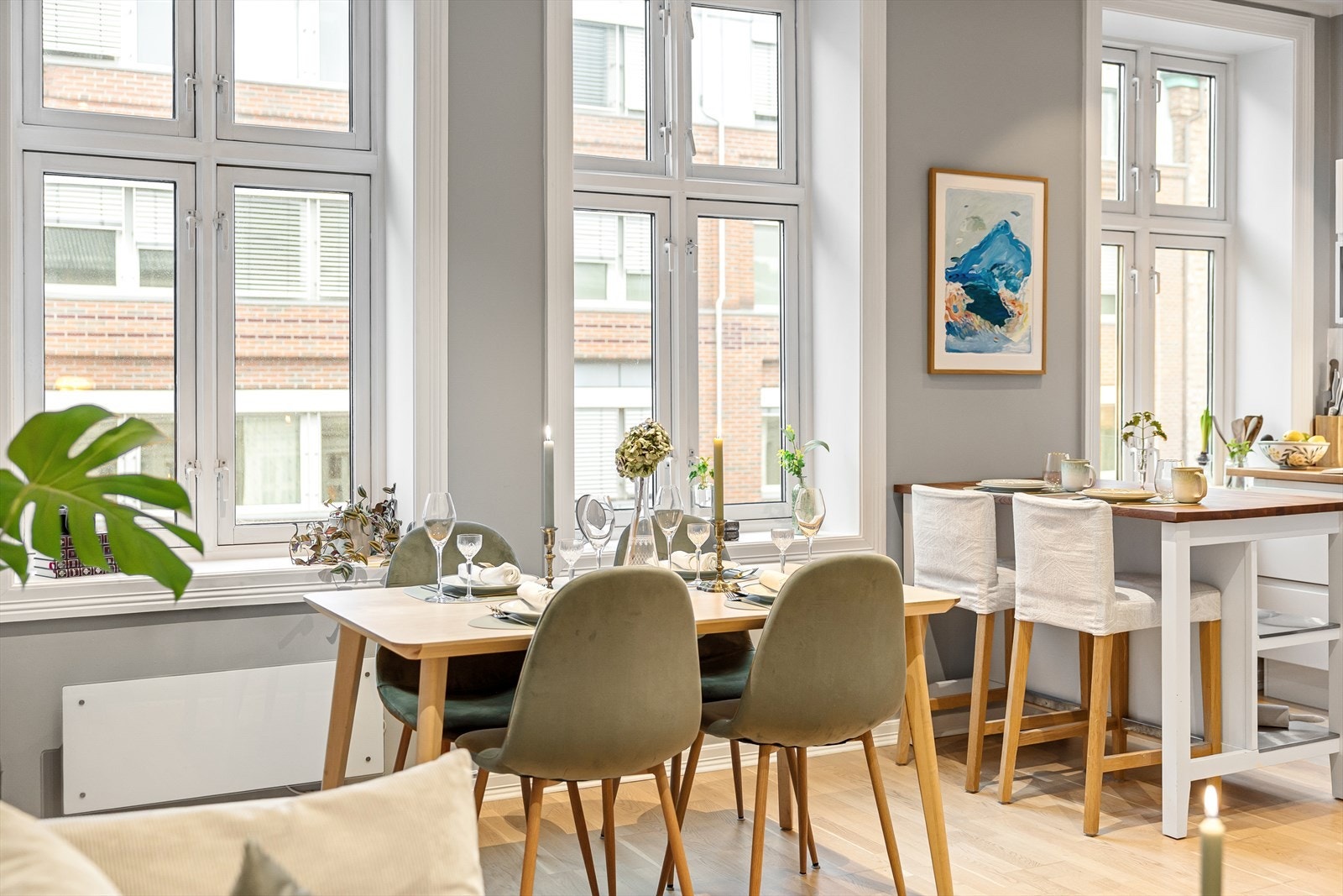 Stuen har god plass til et stort spisebord, og løsningen gjør det enkelt å samle familie og gjester. Plasseringen mot vindusflatene gir en naturlig spiseplass med godt lys, samtidig som rommet fortsatt har god flyt mot øvrig oppholdsareal. Galleribilde