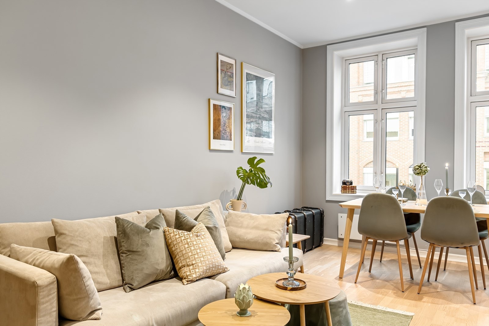 Planløsningen åpner opp for flere møbleringsmuligheter med god plass til sofagruppe, TV-møbler og spisebord med tilhørende stoler. Galleribilde