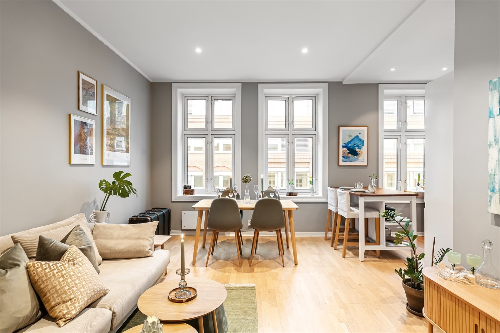 Stuen fremstår som lys og romslig, med tre store vindusflater som slipper inn rikelig med naturlig lys gjennom hele dagen. Galleribilde