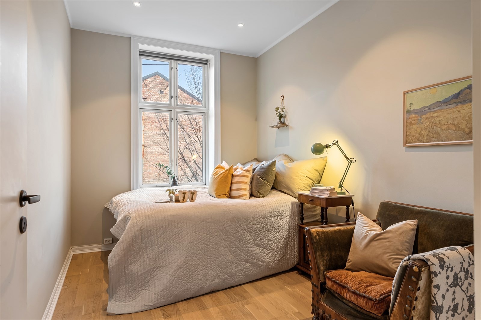 Hovedsoverommet er romslig, med plass til dobbeltseng, nattbord og tilhørende møbler. Galleribilde