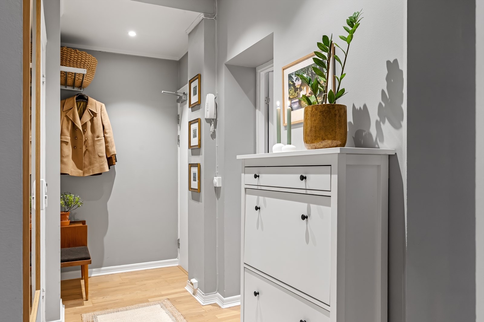 Leiligheten har en innbydende entré med downlights i himlingen, noe som skaper et umiddelbart godt førsteinntrykk. Galleribilde