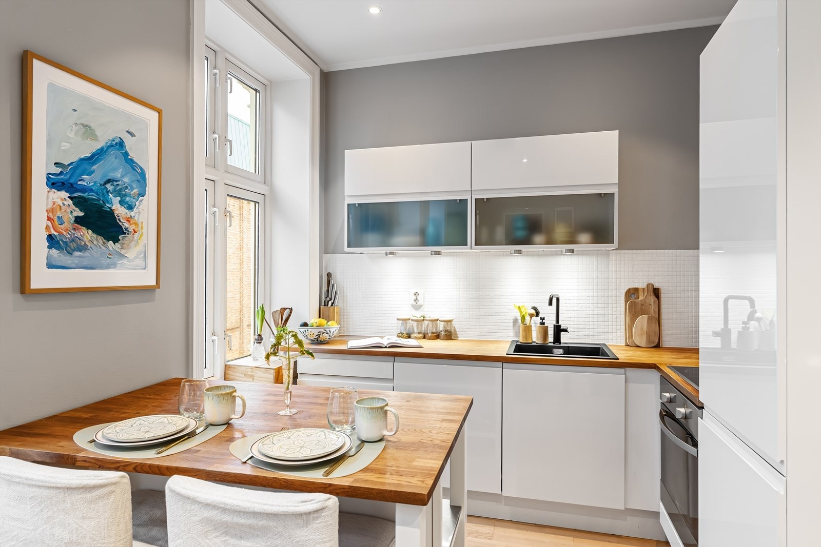 Moderne kjøkken med god skap- og benkeplass. Galleribilde