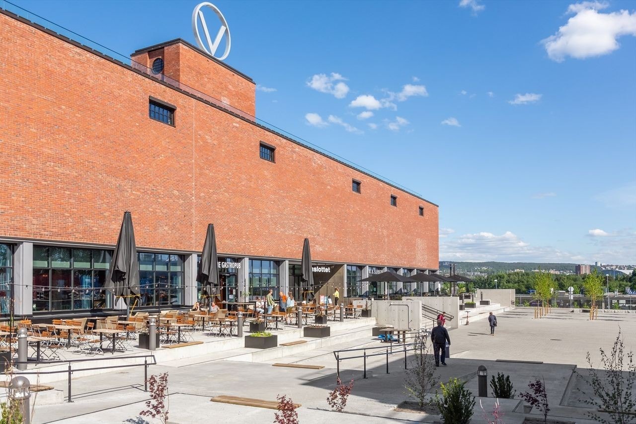 Det populære Vinslottet ligger bare en kort spasertur unna leiligheten. Her finner du en koselig Gastropub samt flere butikker Galleribilde