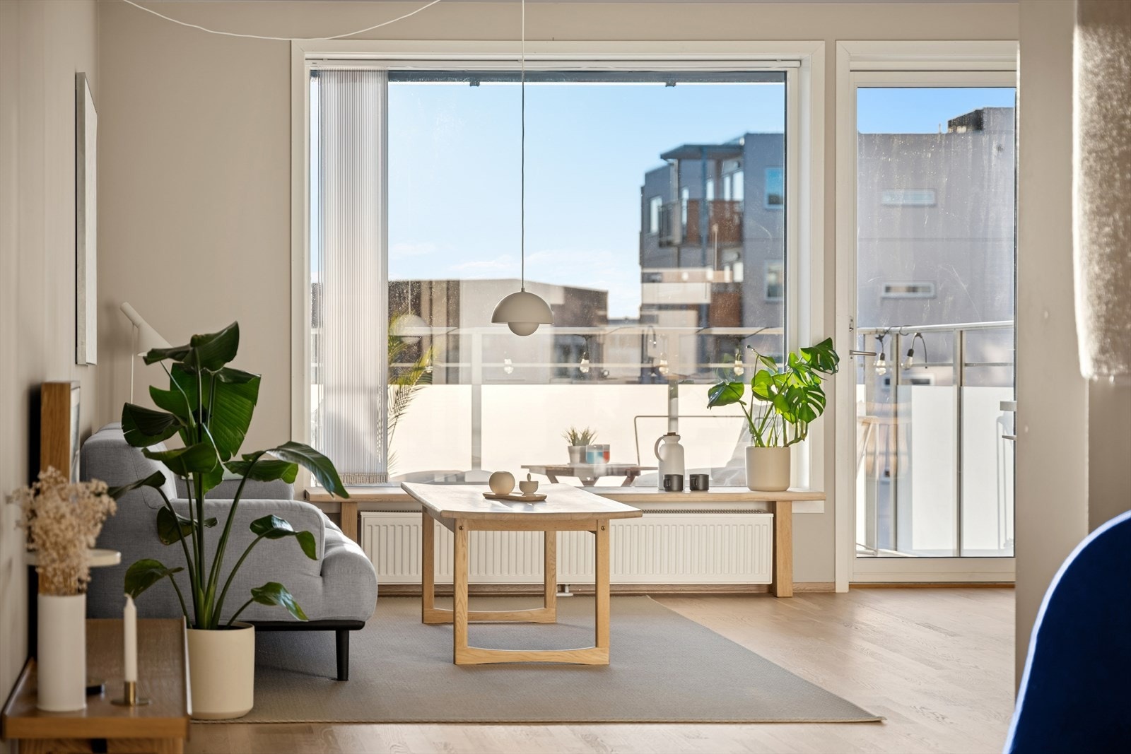 Stuen slipper inn rikelig med dagslys takket være de store vindusflatene Galleribilde