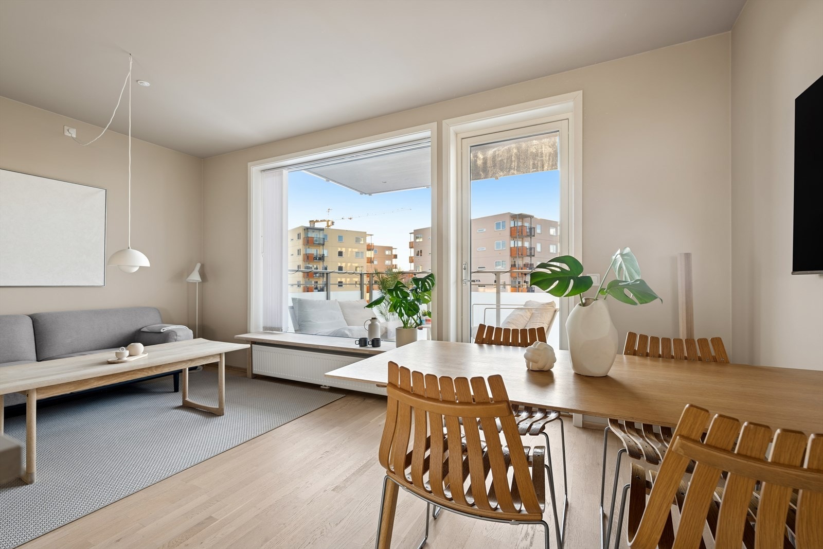 I stuen er det god plass til en stor sofagruppe med tilhørende møblement og spisebord Galleribilde