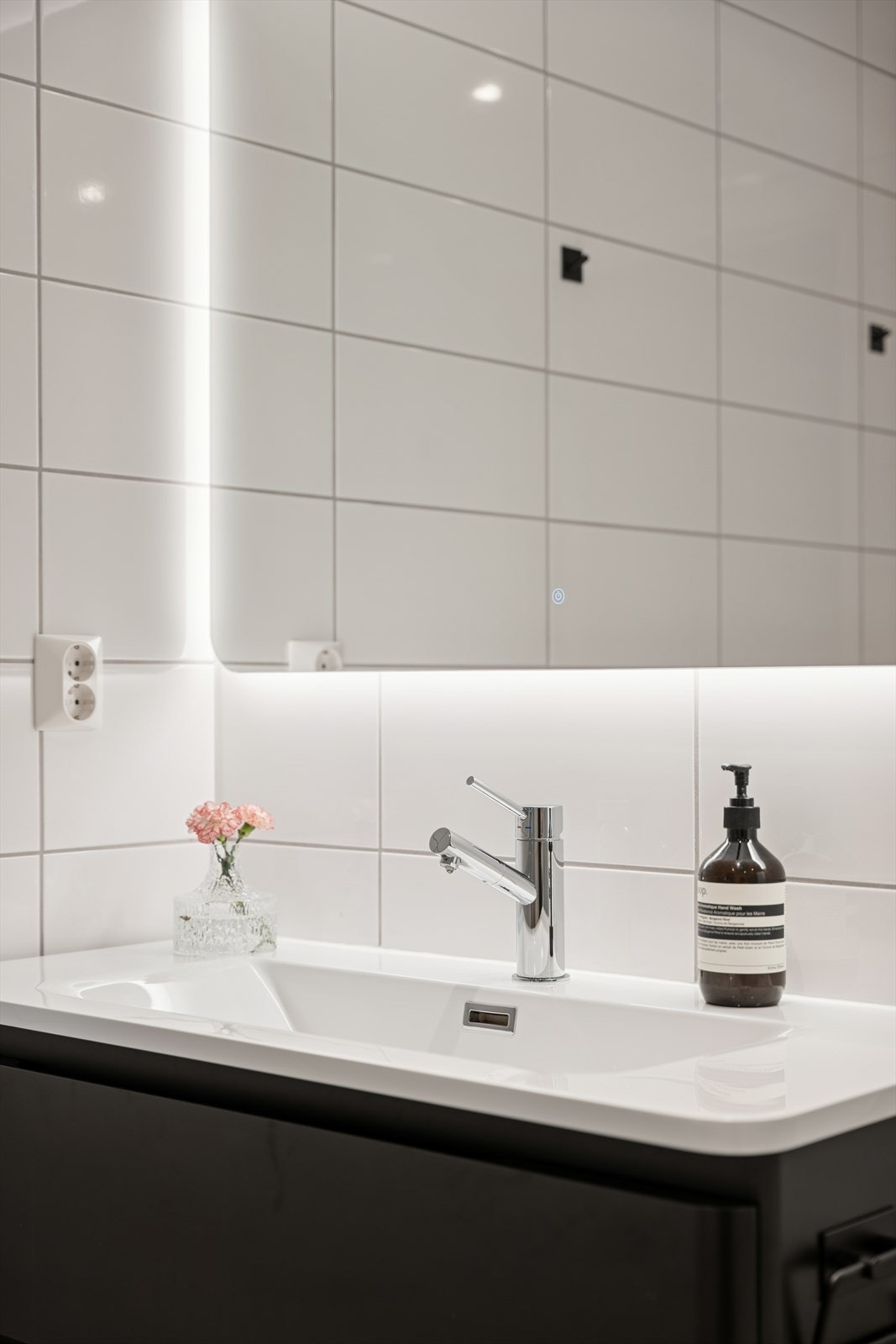 Badet er oppgradert med heldekkende servant med skuffeseksjon og speil med lys Galleribilde