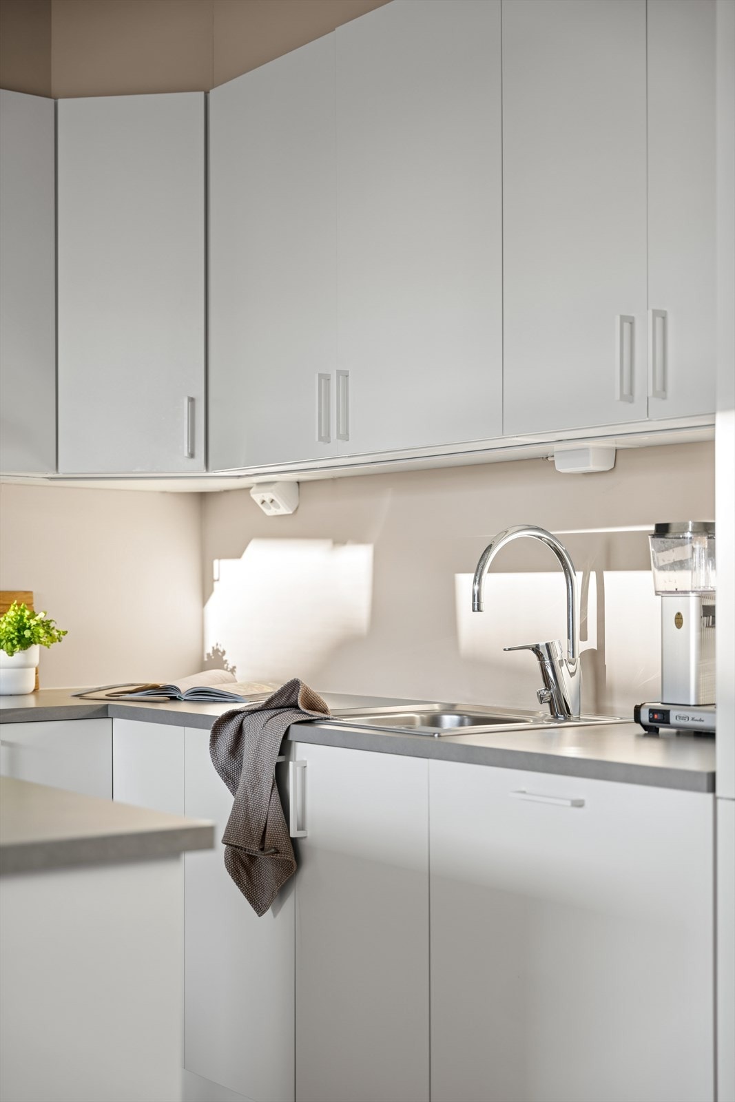 Takoppførede kjøkkenskap gjør renholdet svært enkelt Galleribilde