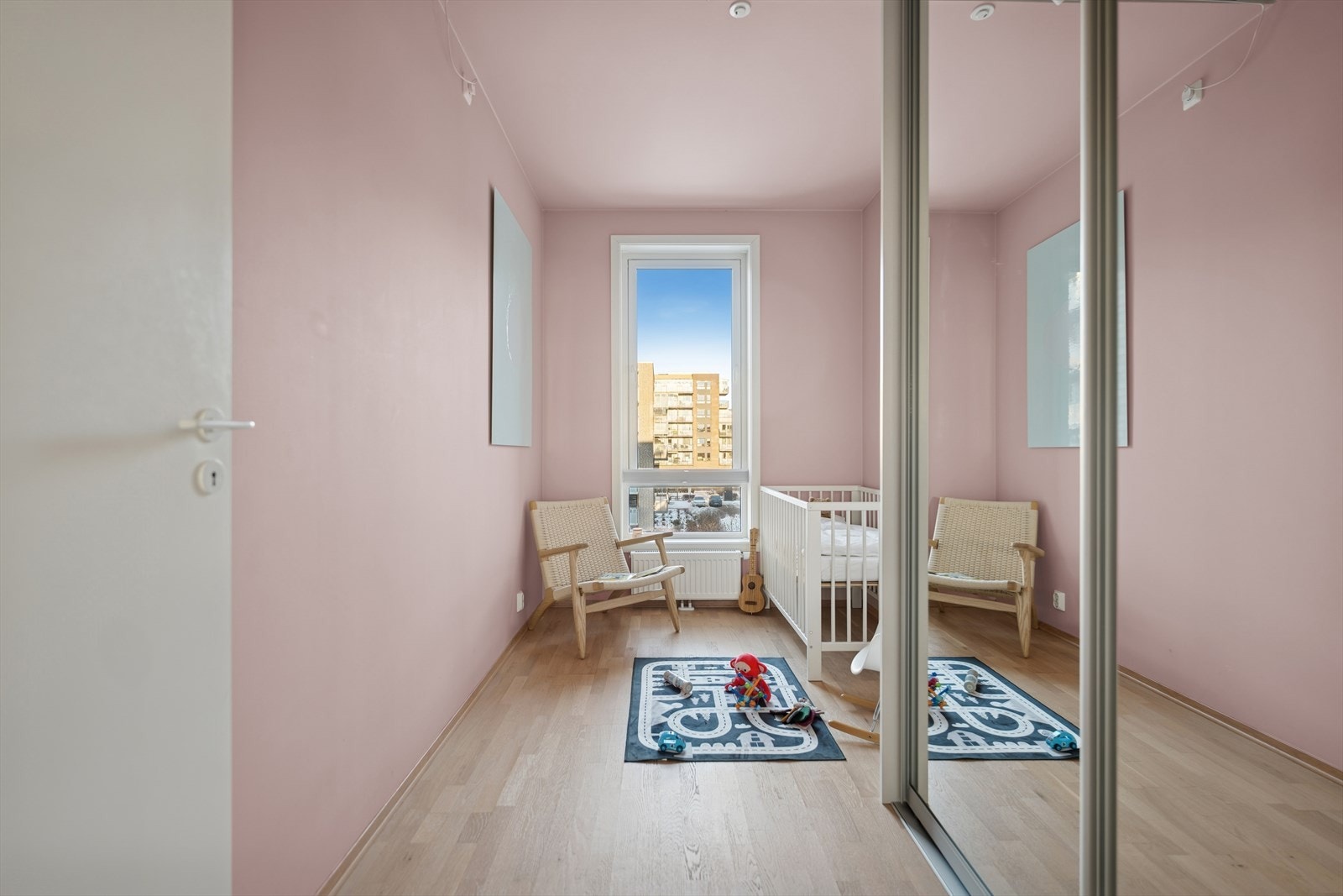 Soverom II er også utstyrt med en skyvedørsgarderobe som gir rikelig med oppbevaringsmuligheter Galleribilde