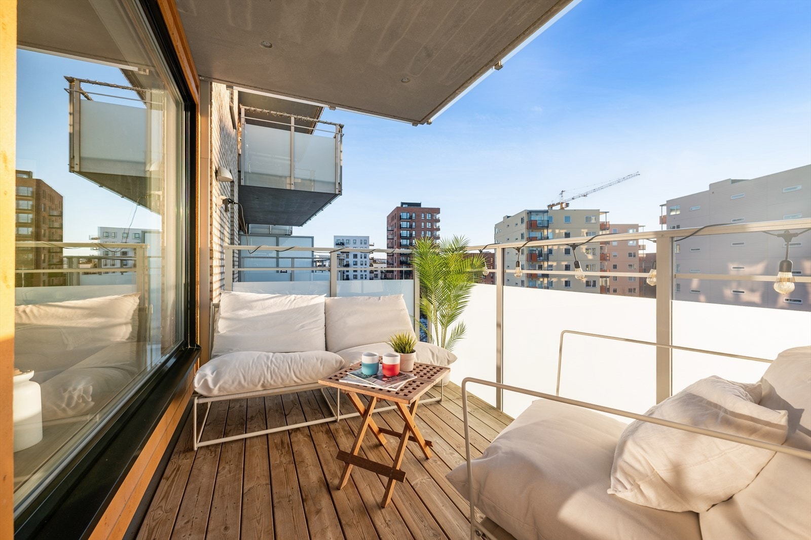 Fra stuen har du utgang til en fantastisk balkong med flott utsikt og gode solforhold Galleribilde