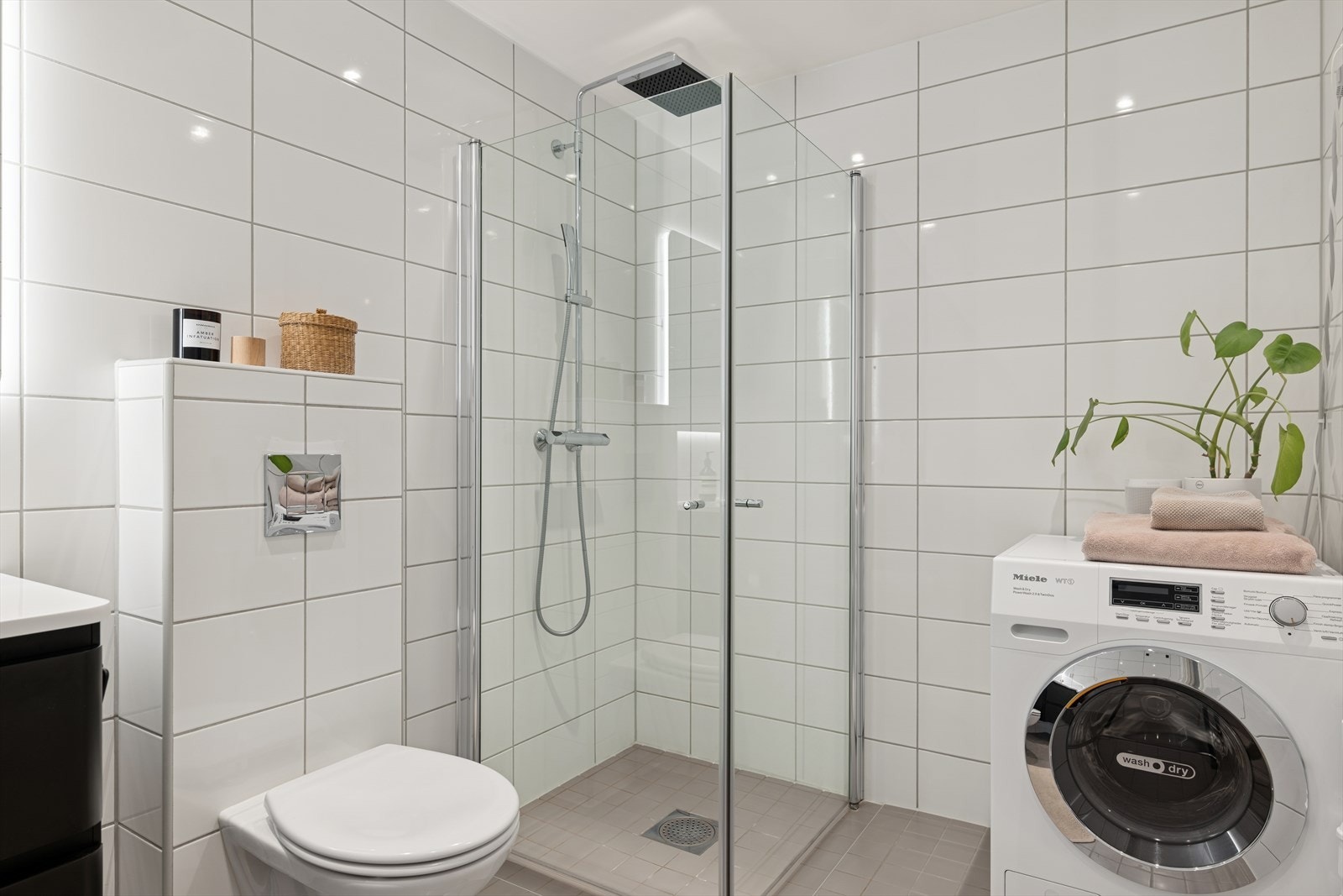 Dusj med innfellbare dusjvegger og regnfallsdusj Galleribilde