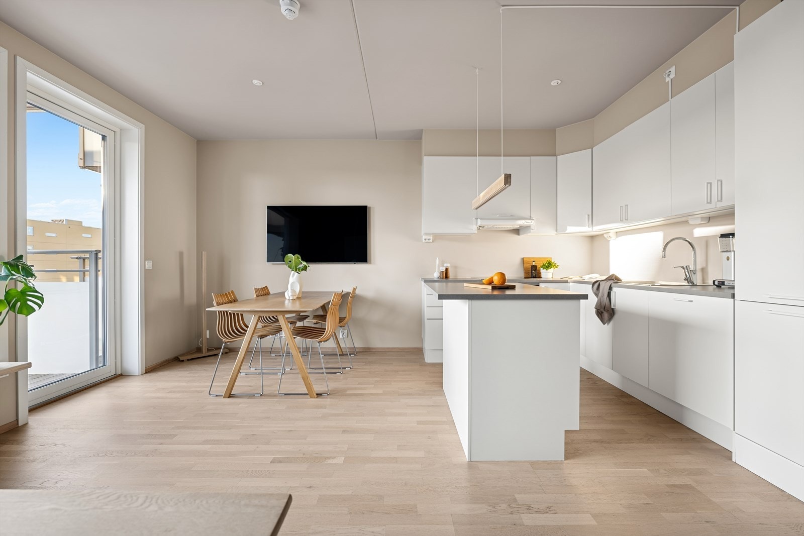 Kjøkkenet har integrerte hvitevarer og medfølger boligen ved salg Galleribilde