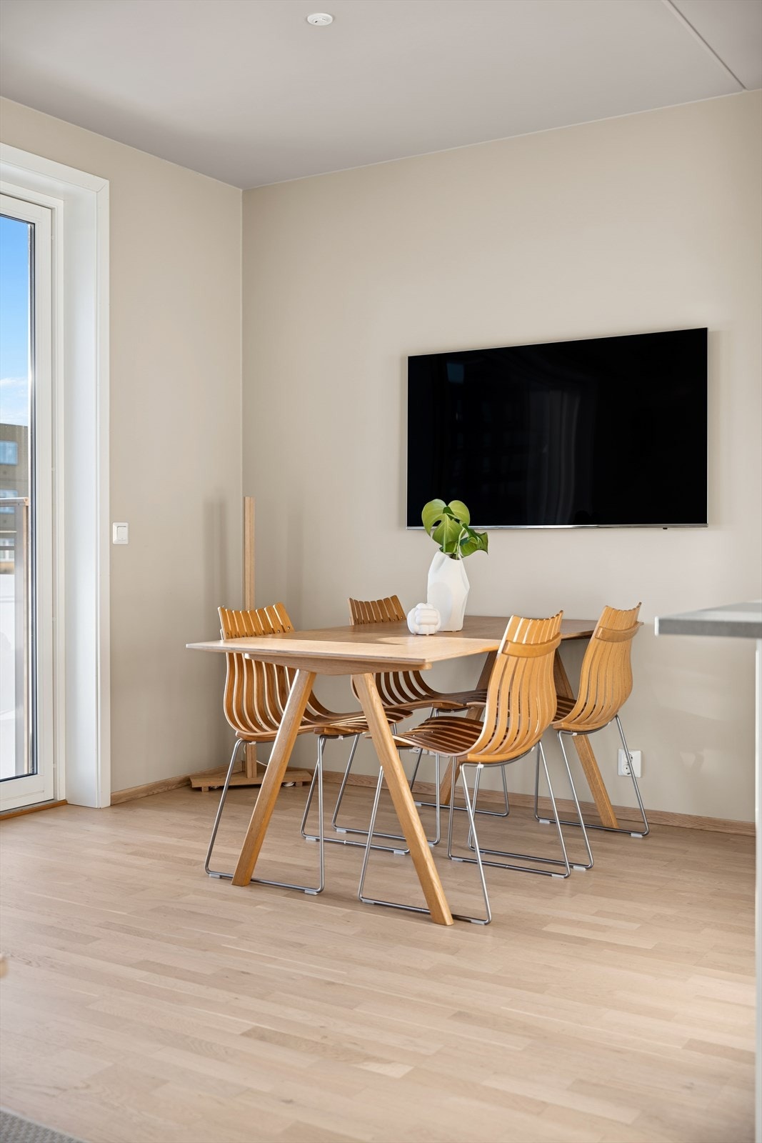 Du har god plass til en stor spisestue hvor du kan invitere familie og venner til lystige lag Galleribilde