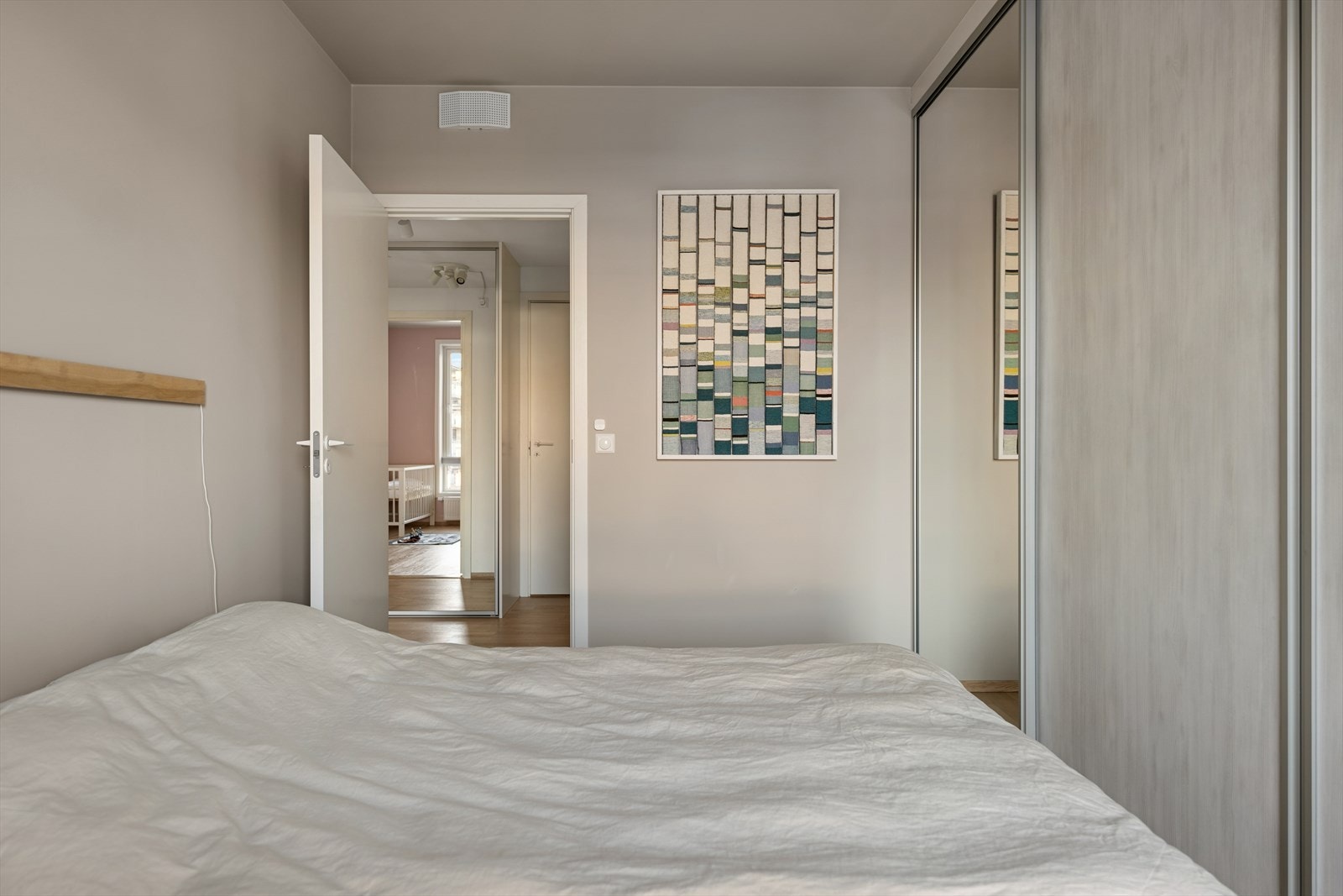 Her har du plass til en stor seng med nattbord på begge sider Galleribilde