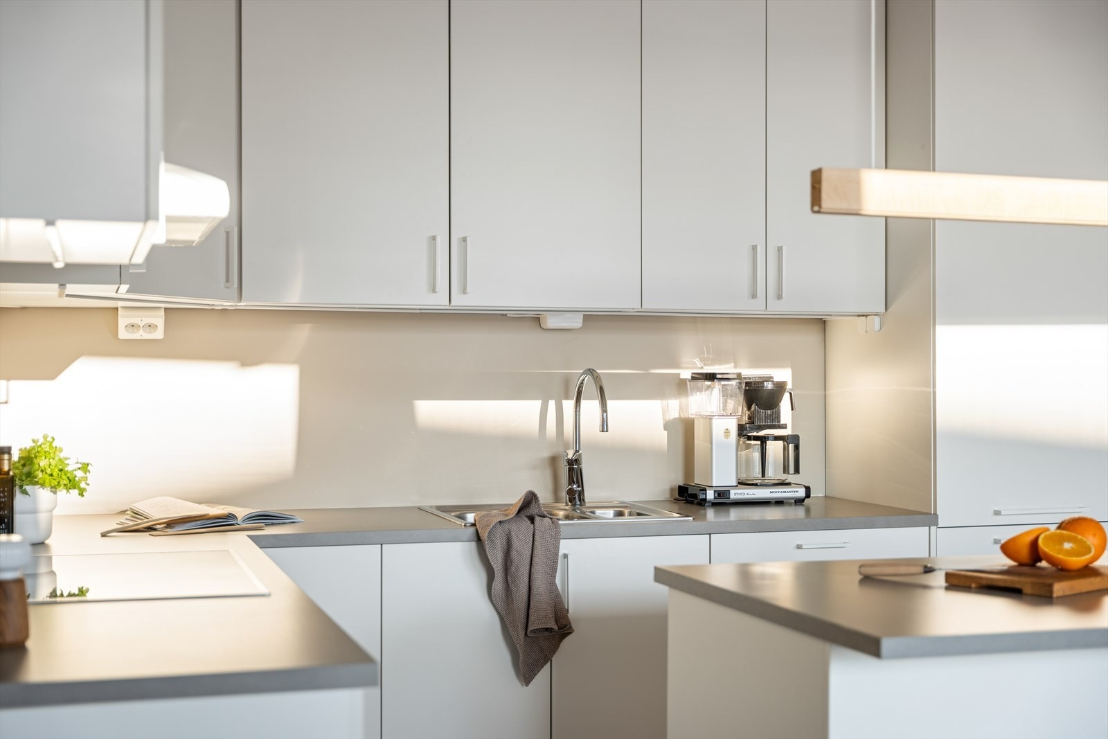 Kjøkkenet byr på rikelig med skap og benkeplass. Her kan hele familien lage mat i felleskap Galleribilde