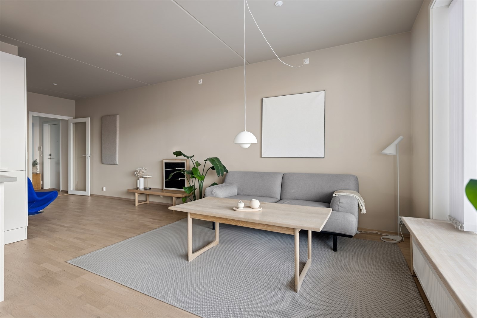 Stuen er malt i behagelig fargetoner Galleribilde