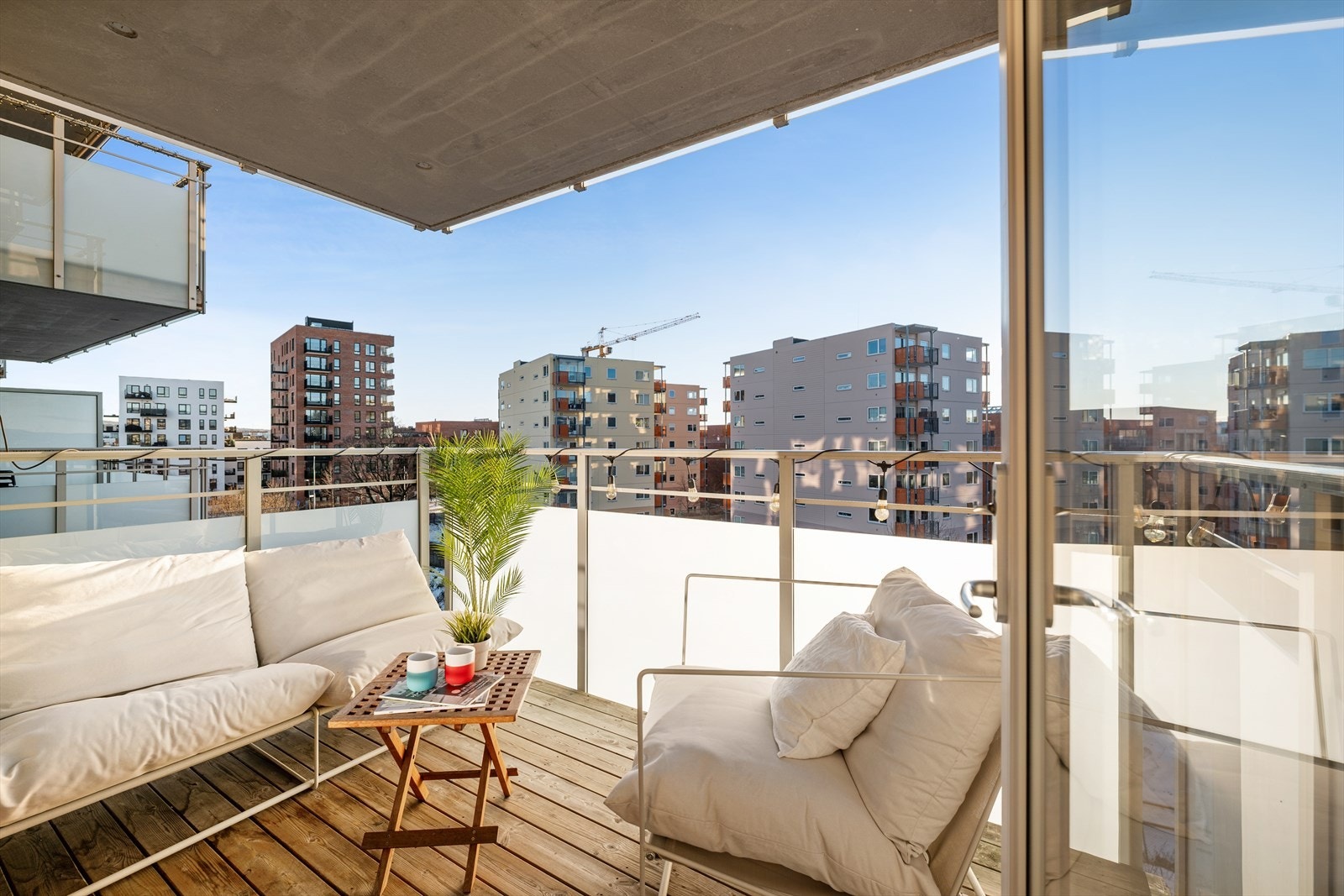 Her er det god plass til sittegruppe og grill Galleribilde