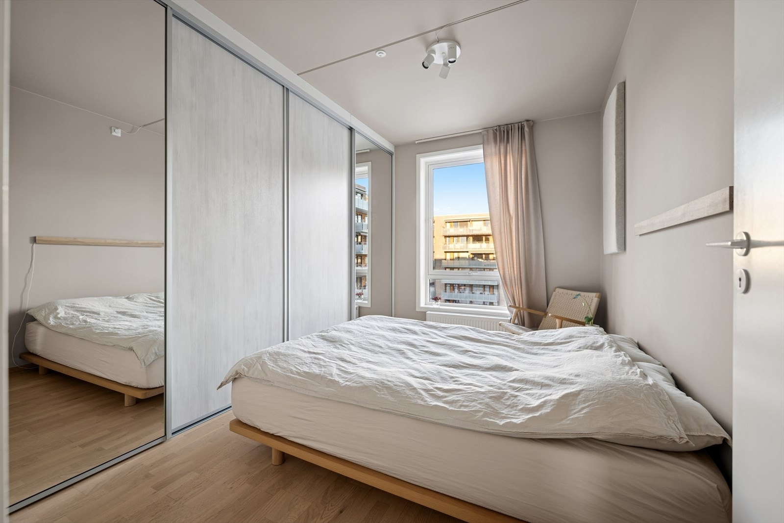 Hovedsoverommet er utstyrt med en stor skyvedørsgarderobe som gir rikelig med oppbevaring Galleribilde