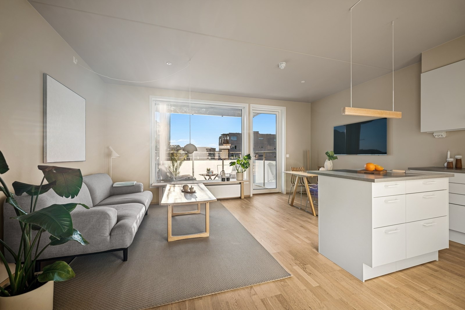 Leiligheten blir oppvarmet med radiatorer tilknyttet fjernvarmeanlegg Galleribilde