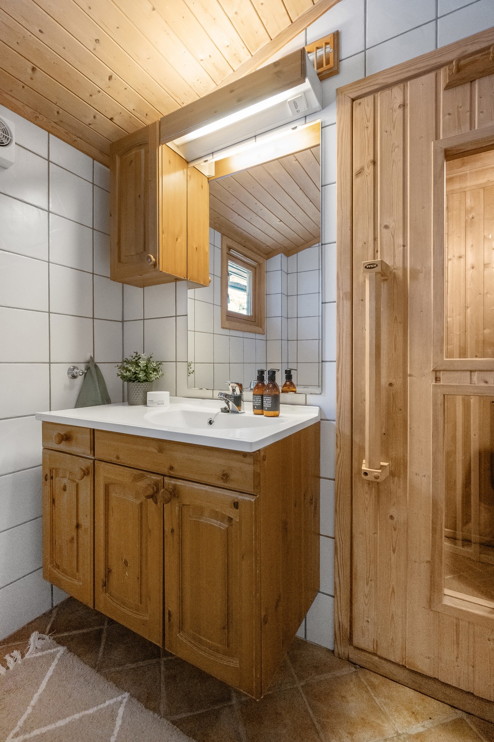 Dette badet har tilknyttet badstue som er god å benytte seg av etter en dag i det fri. Galleribilde