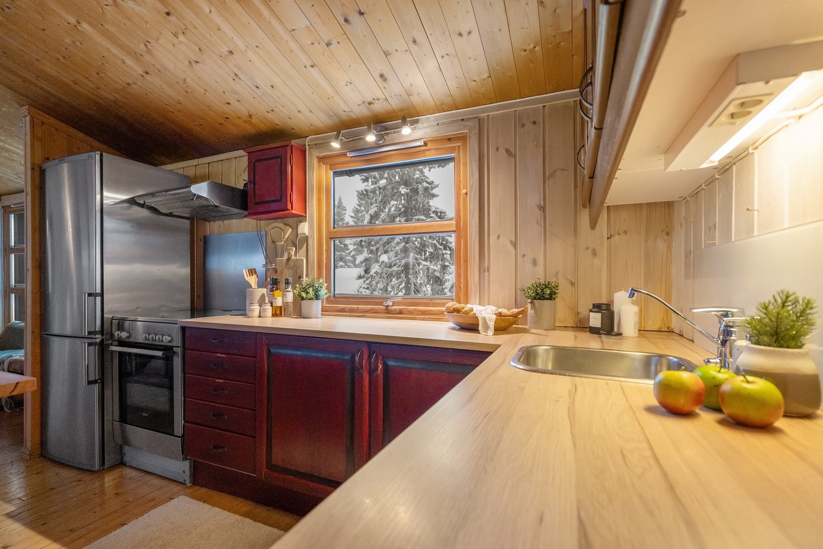 Innredningen har god skapplass og benkeplaten fine arbeidsflater. Merk også vinduer som gir flott utsyn fra kjøkkenet Galleribilde