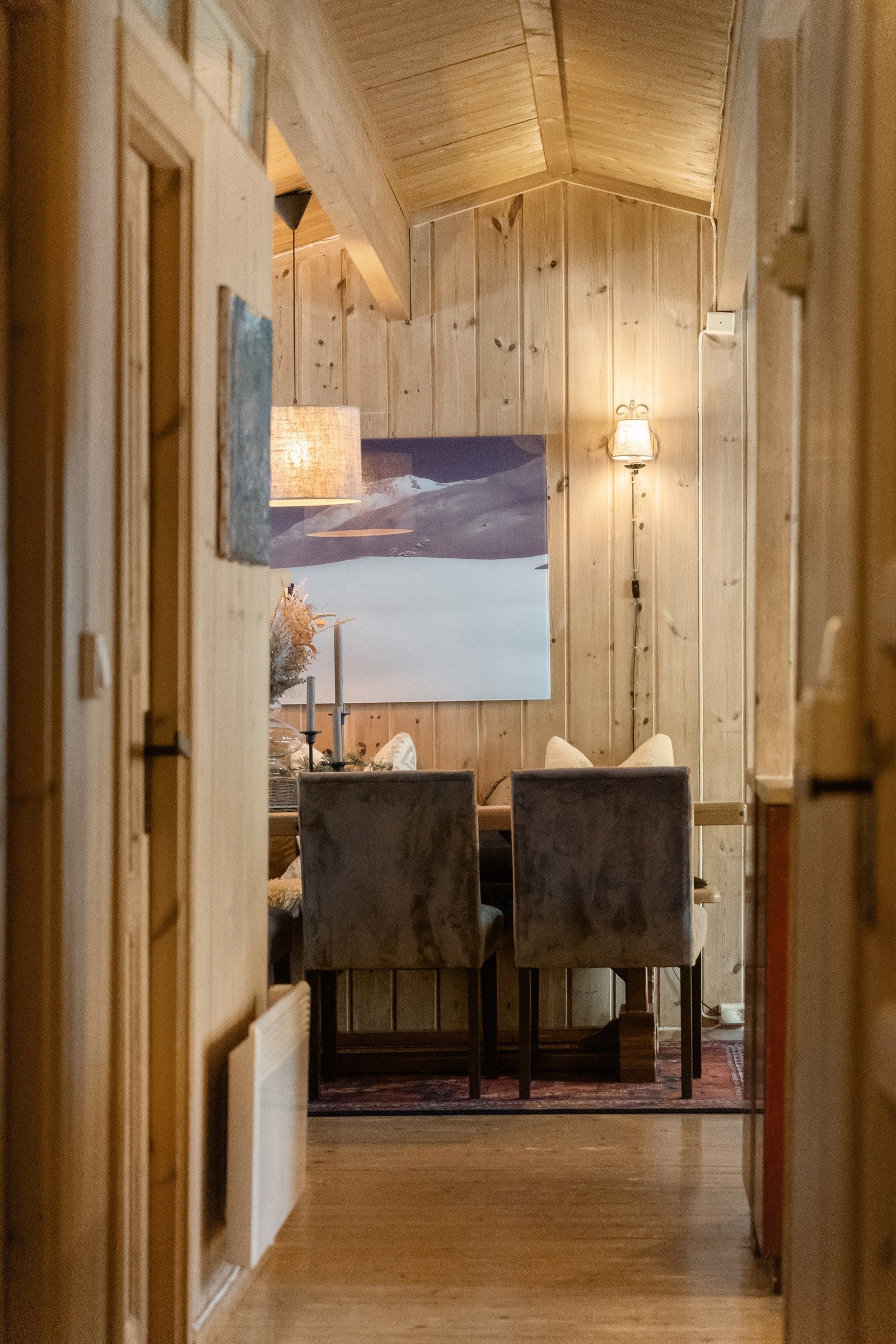 Mellomgang til dagligrommene har adkomst til 3 soverom og bad med badstue. Merk den gode takhøyden som gir et luftig og lyst preg Galleribilde