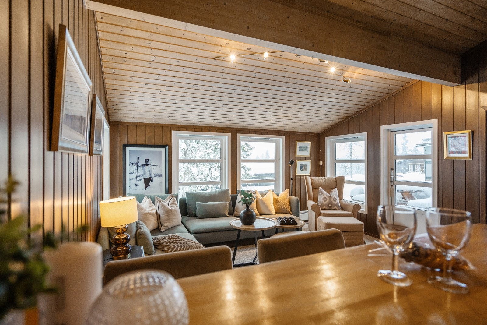 Stuen har utgang til en solrik og herlig terrasse med nydelig utsikt mot fjellet. Galleribilde