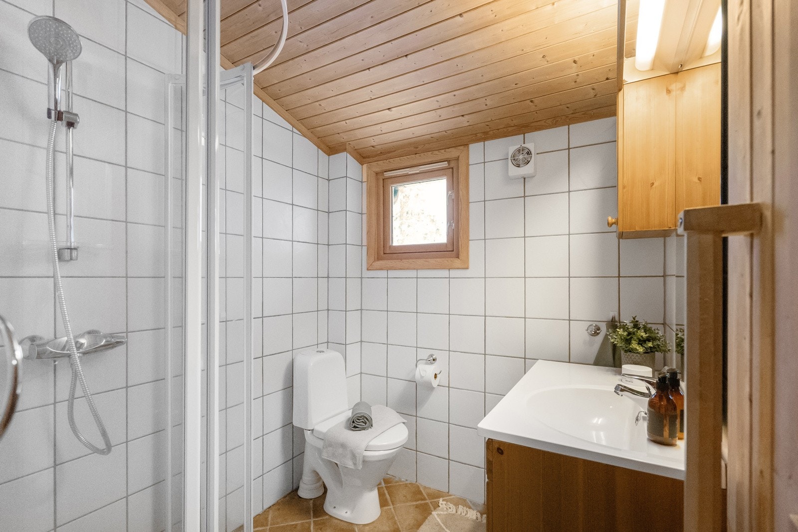 Bad 2 ligger i mellomgang og før kjøkkenrom. Også dette rommet med varmekabler under flislagt gulv og lys fremtoning Galleribilde