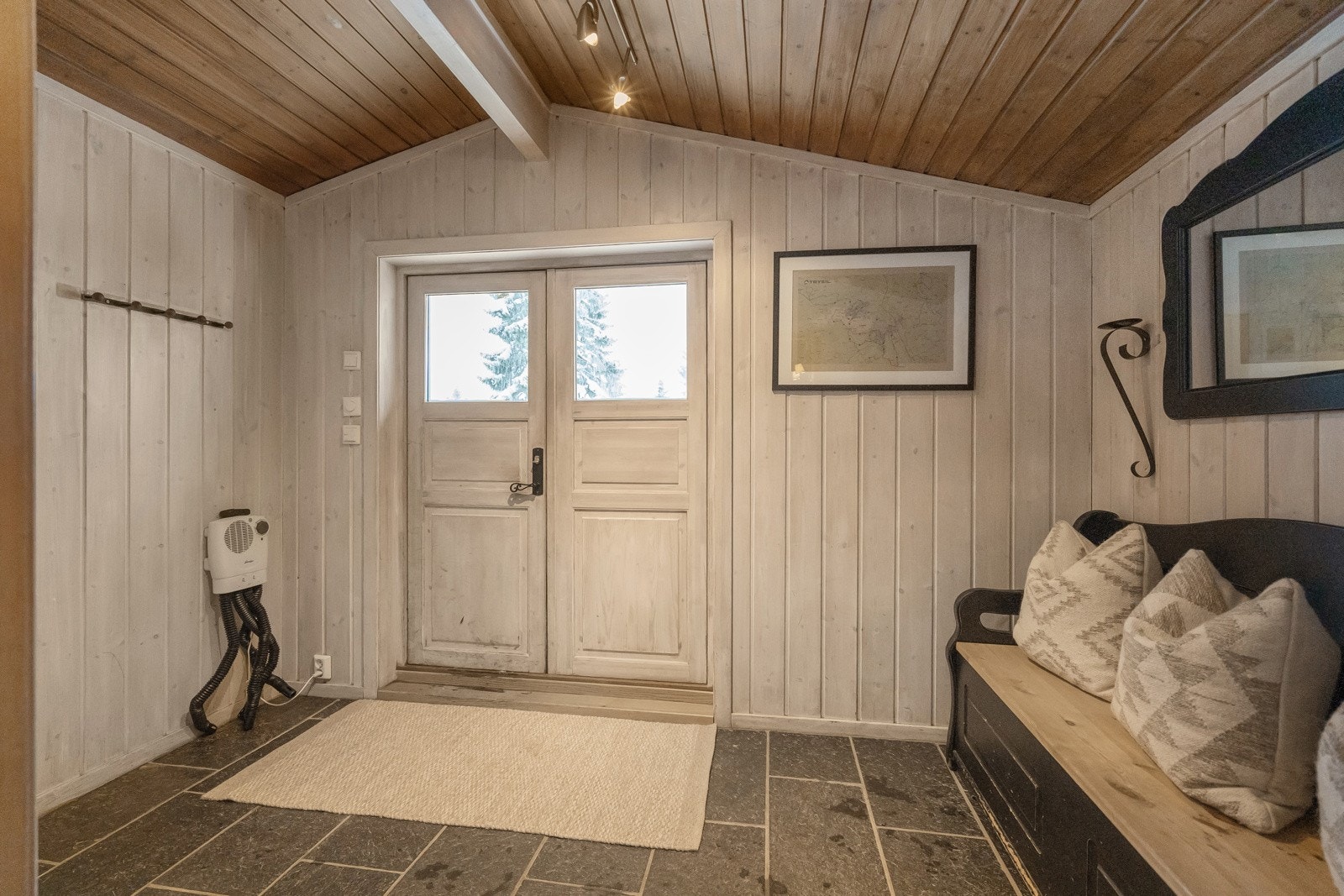 Den romslige gangen har enkel adkomst til teknisk rom med vaskemaskin og ett av hytta sine baderom. Galleribilde