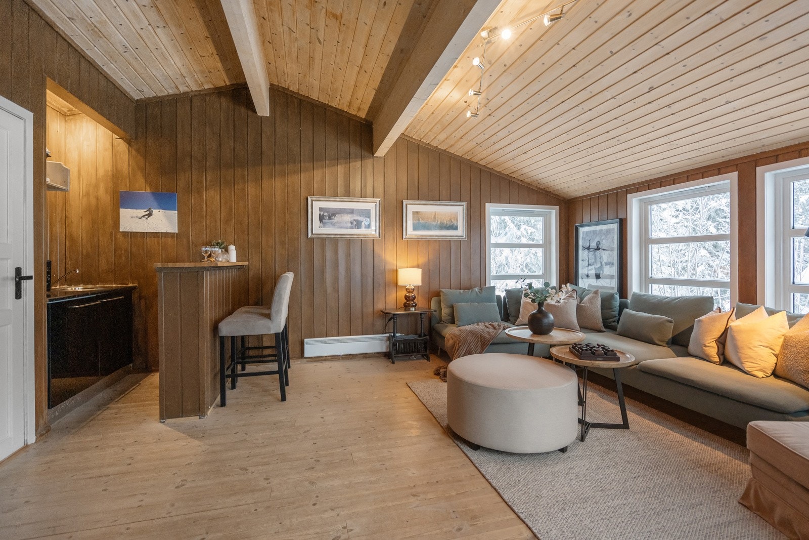 Stuen har god takhøyde og egen barløsning Galleribilde