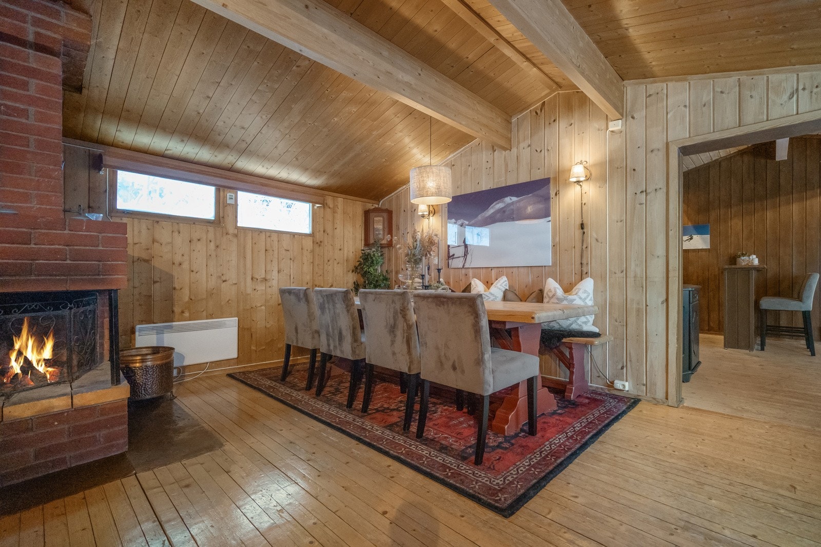 Spisestuen tilknyttet kjøkkenet gir et herlig allrom for små og store. Galleribilde