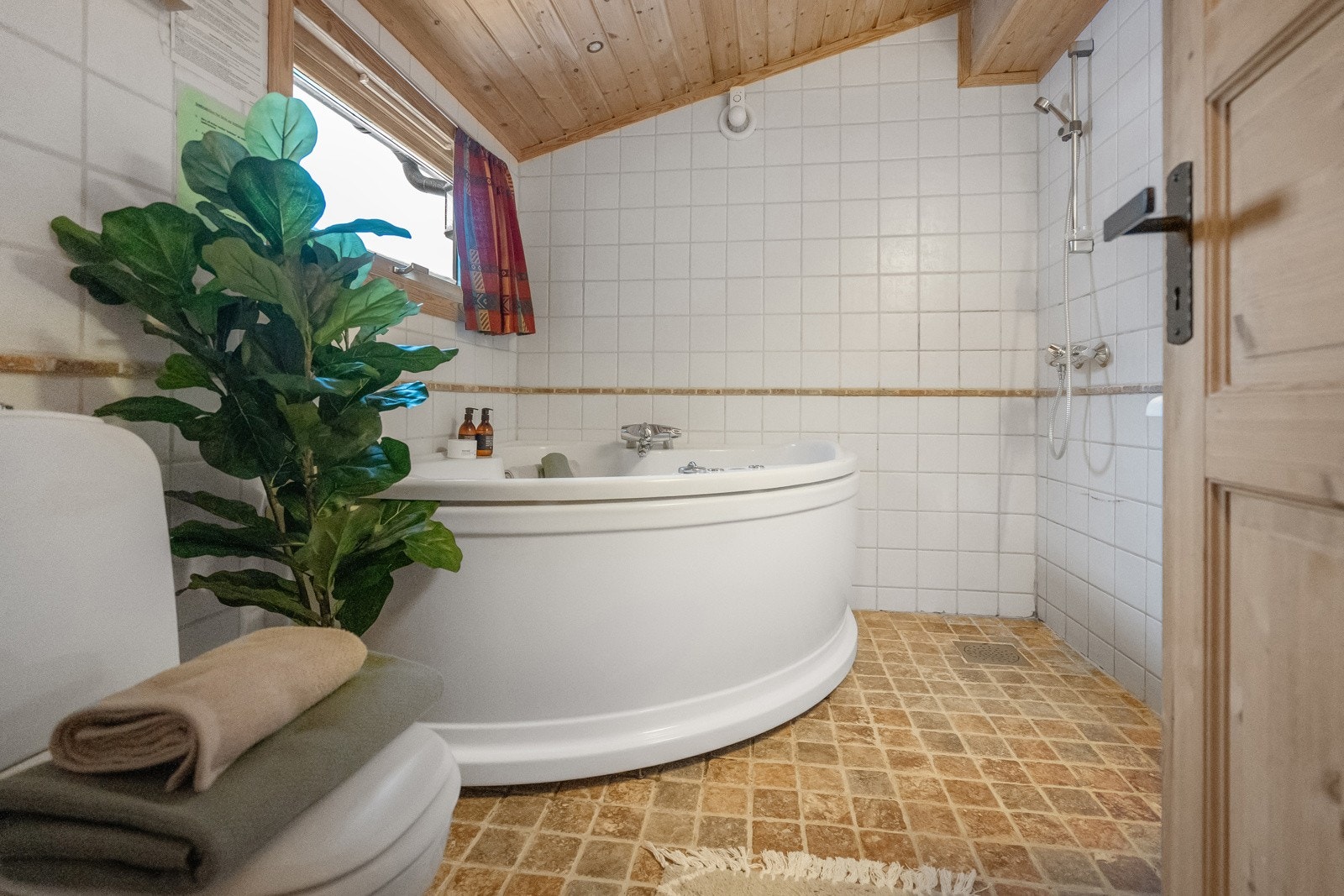 Dette romslige badet ligger like ved inngangsparti - enkelt om du trenger et raskt skift før du går videre inn i hytta Galleribilde