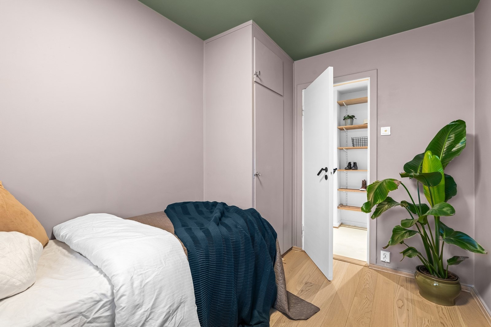 Innebygd skap gir ekstra oppbevaringsplass i soverommet. Galleribilde