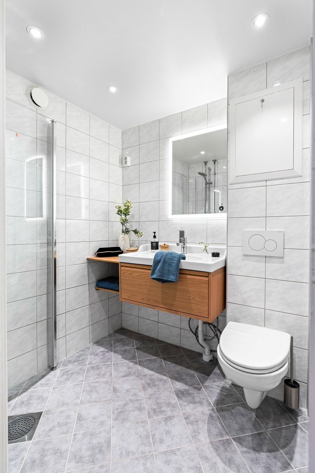 Delikat flislagt baderom med behagelig gulvvarme og downlights i himling. Galleribilde