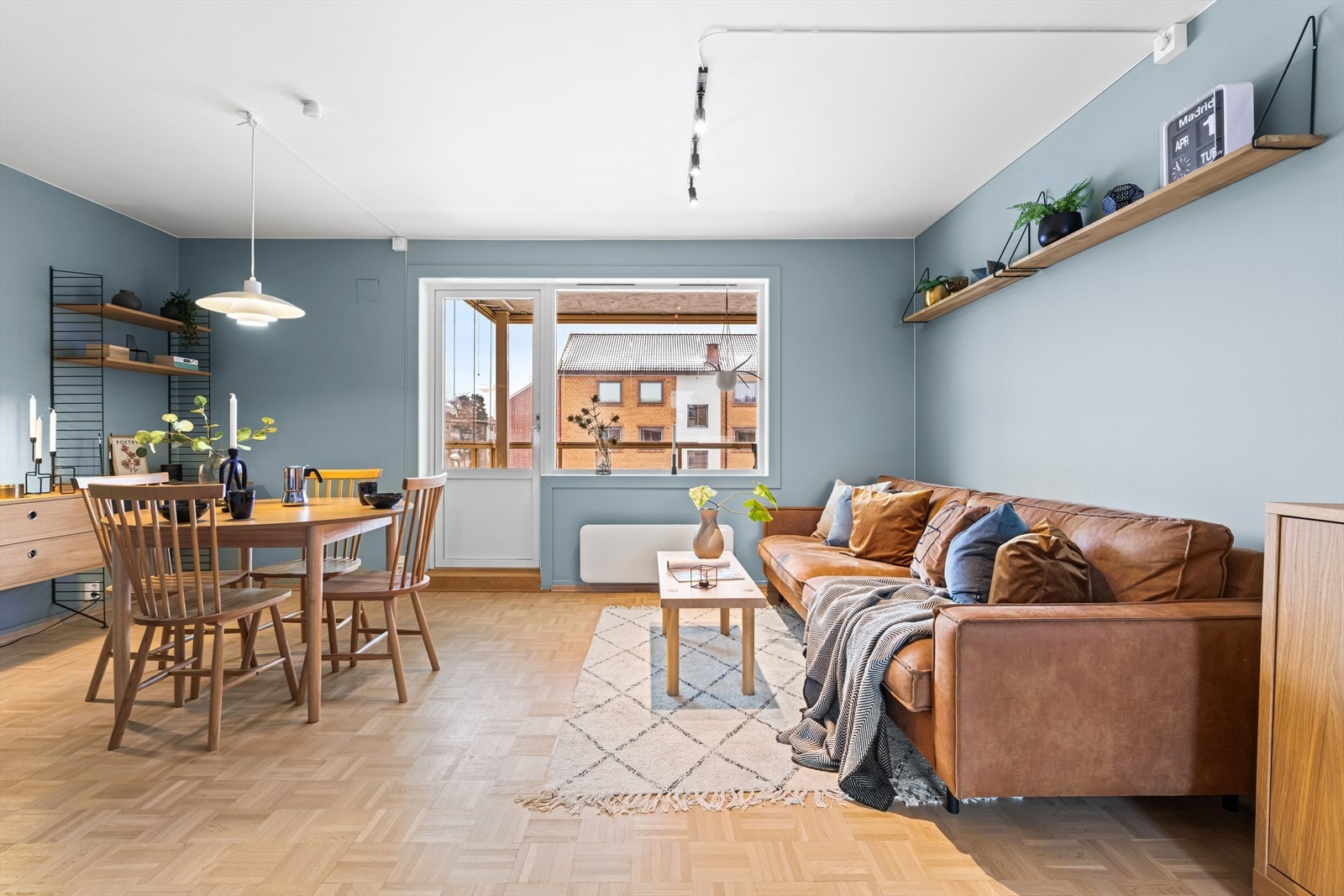 Fra stuen er det utgang til en innglasset balkong på ca. 11 m², orientert mot syd - en fin forlengelse av stuen på sommeren. Galleribilde