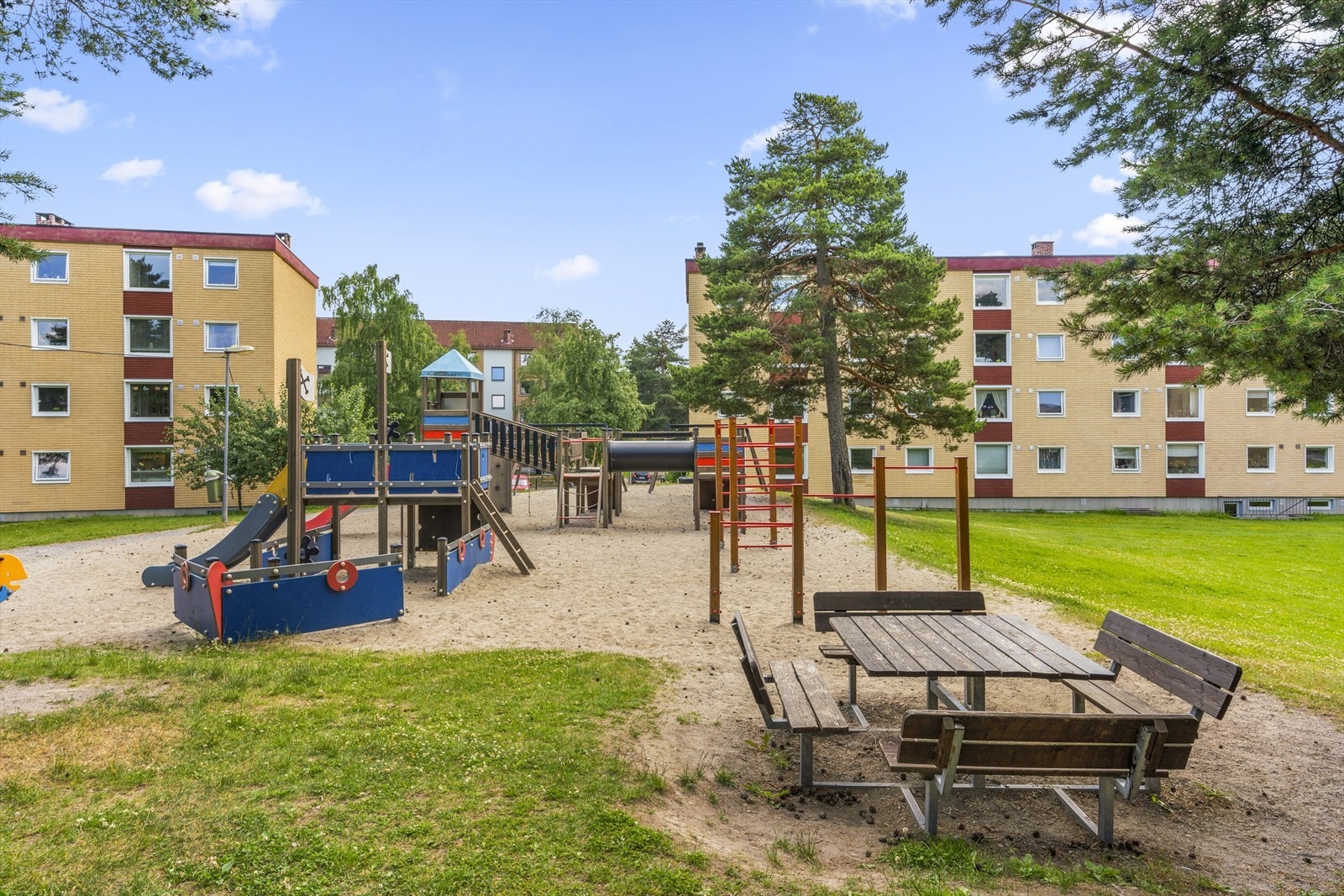 Eiendommen finner du med attraktiv beliggenhet på populære Oppsal, i et tilbaketrukket boligområde med lekeplasser, sittegrupper og store grøntarealer i umiddelbar nærhet. Galleribilde