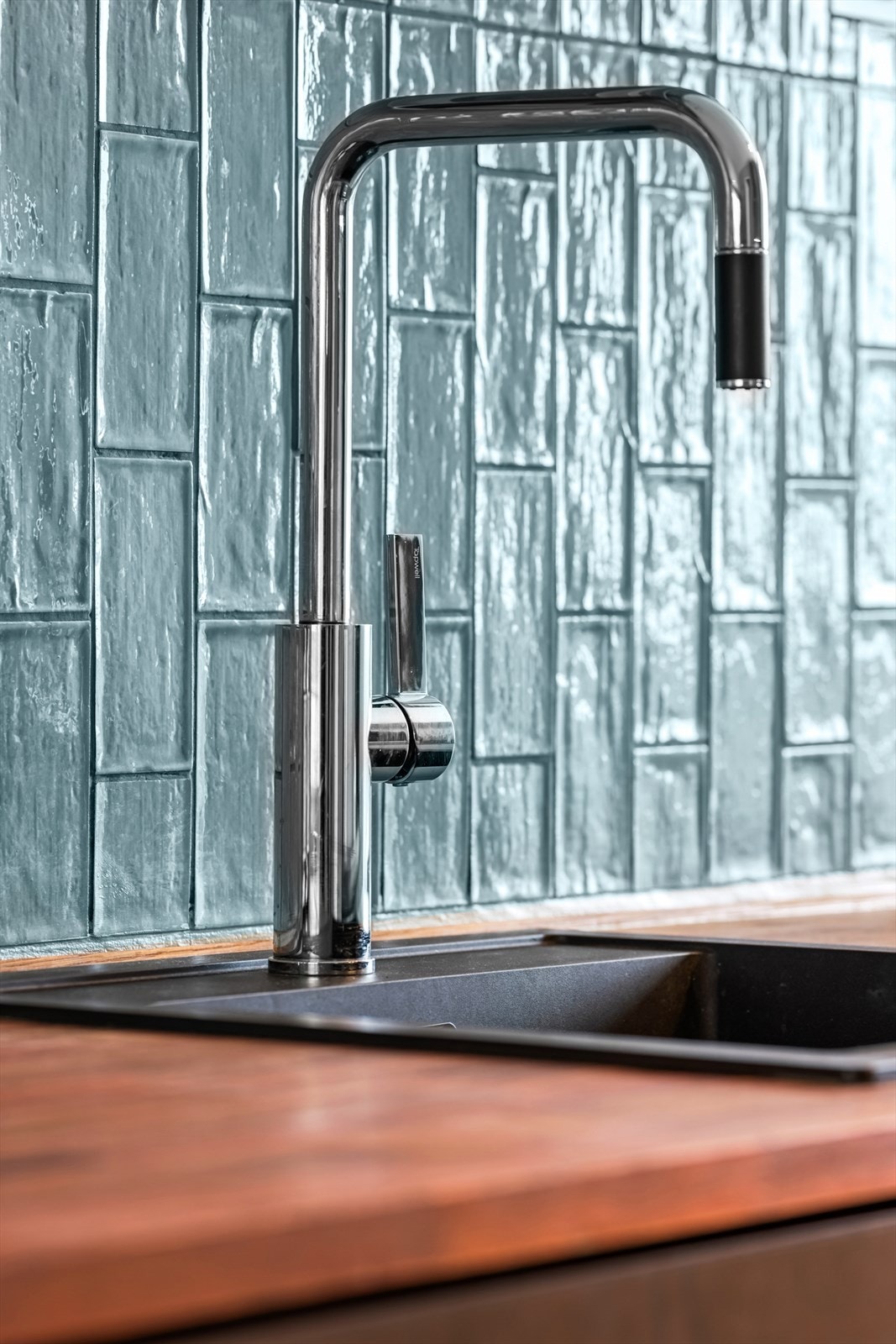 Benkeplaten i heltre er utstyrt med kjøkkenkran og en skyllekum i plastkompositt. Galleribilde