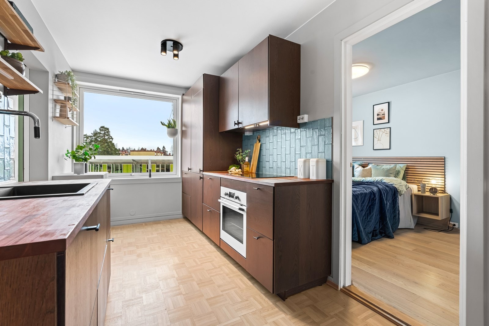 Direkte forbindelse til stuen gir en naturlig overgang til oppholdsrommet. Galleribilde