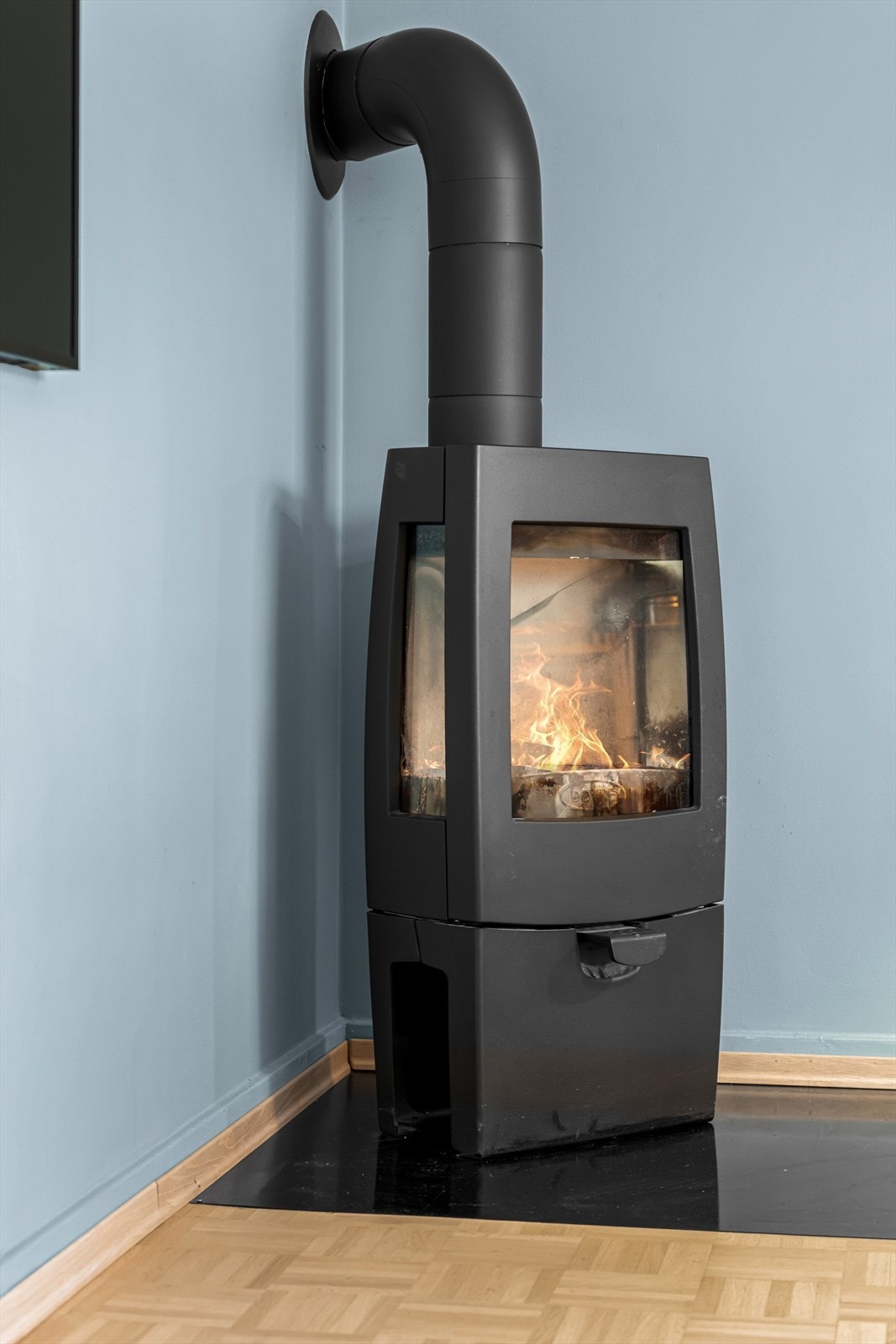 Peisovn i stuen gir behagelig varme og et hyggelig samlingspunkt. Galleribilde