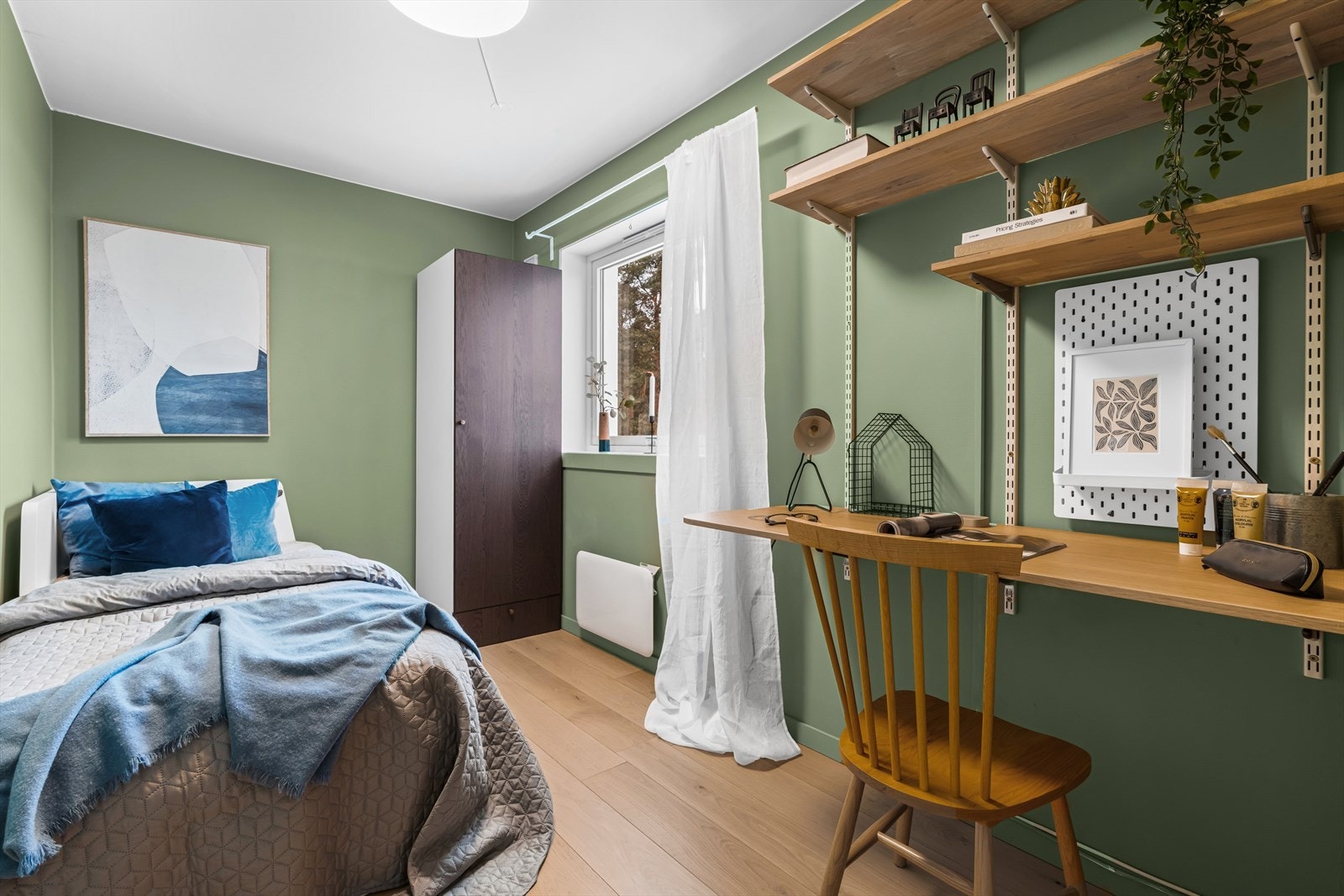 Soverommene er malt i hver sin behagelige fargetone. Dette soverommet er utstyrt med et medfølgende garderobeskap. Galleribilde