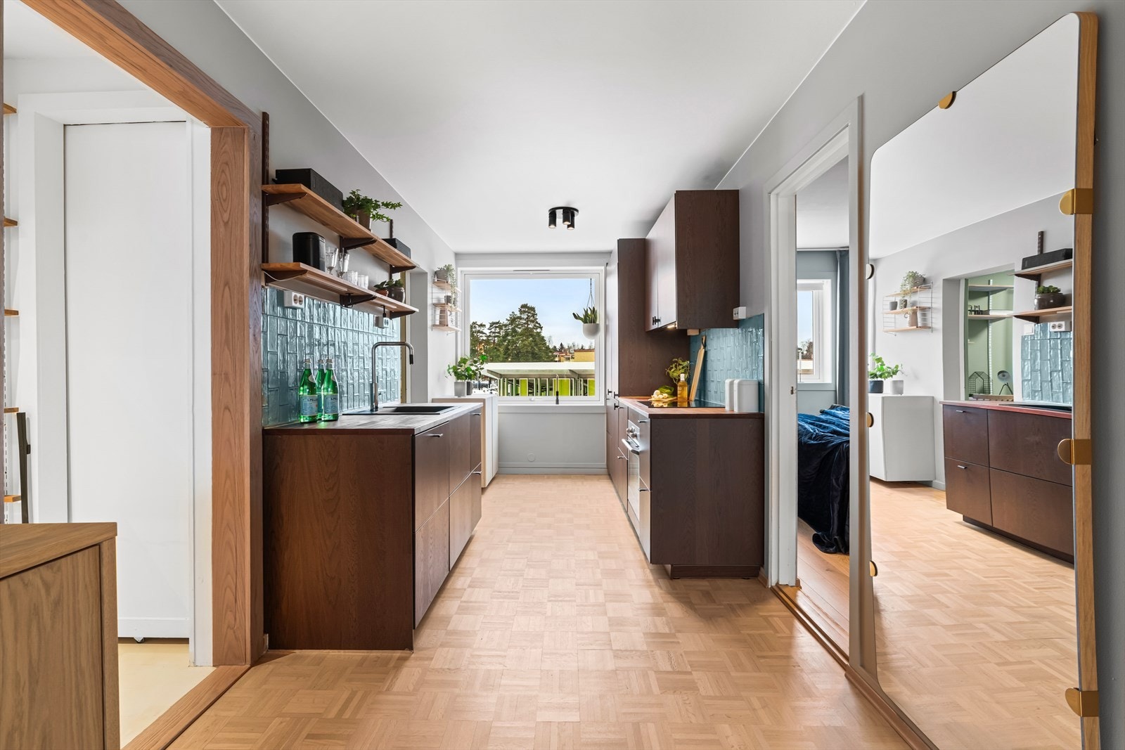 Kjøkkenet har mørke, glatte fronter som gir et stilfullt uttrykk. Galleribilde