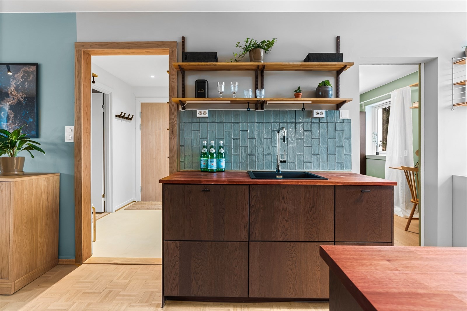 Det er rikelig med lagringsplass i skap og skuffer. Galleribilde