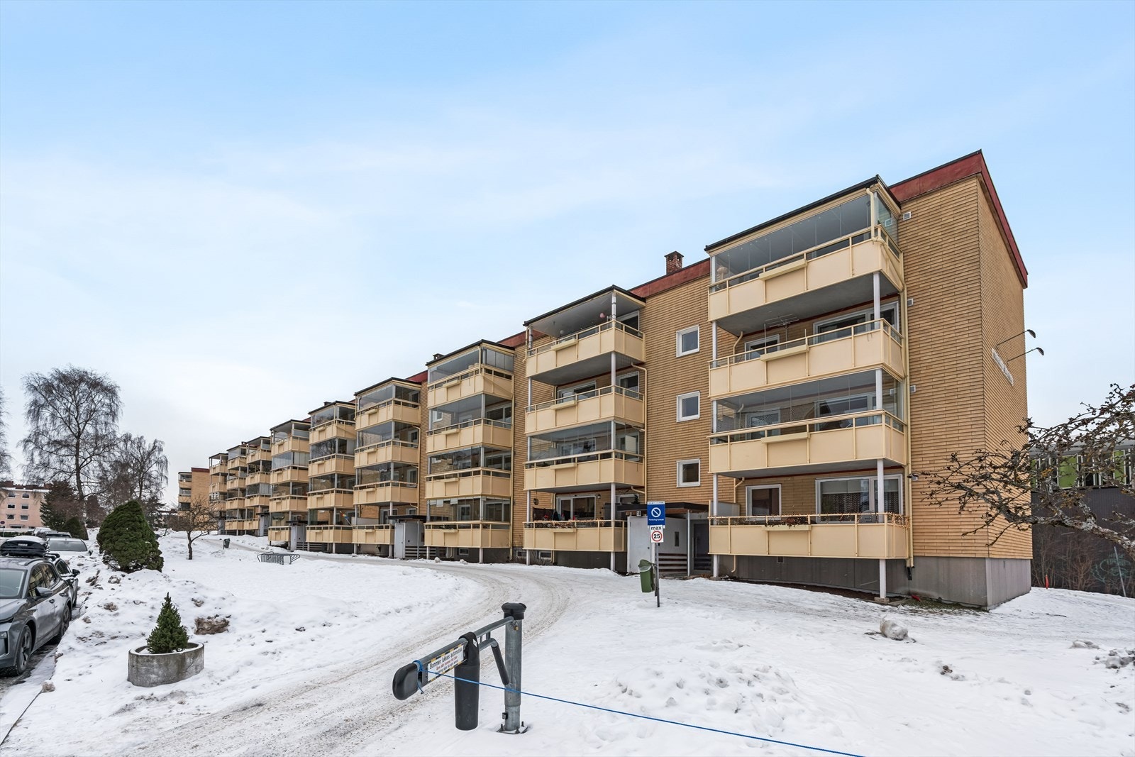 Dette er en svært tiltalende 4-roms andelsleilighet, attraktivt beliggende på Oppsal med kort avstand til alle nødvendige fasiliteter. Galleribilde