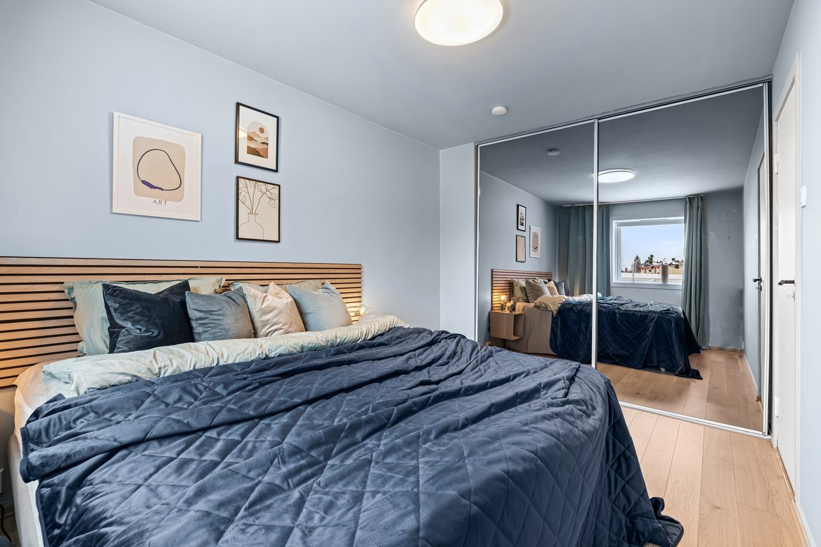 Skyvedørsgarderobe med speil gir praktisk oppbevaring. Galleribilde