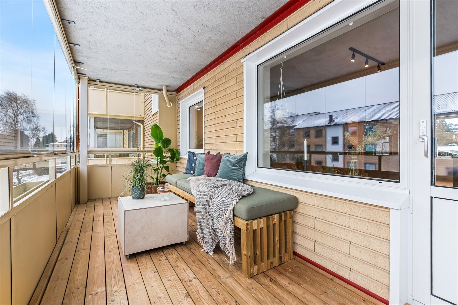 Leiligheten er i senere år påkostet og godt vedlikeholdt, her kan du vente deg store vindusflate og meget god planløsning. Galleribilde