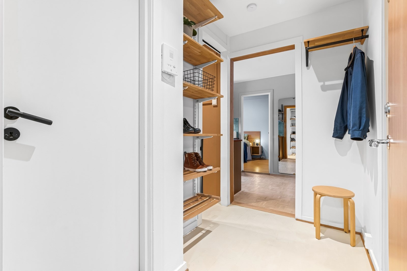 Entré med gode muligheter for å henge fra seg yttertøy og sette fra seg sko. Galleribilde