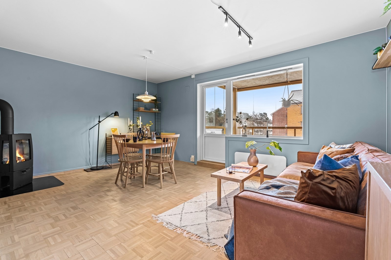 De store vindusflatene og balkongdøren fra 2017 sikrer rikelig med naturlig lys i oppholdsrommet. Galleribilde