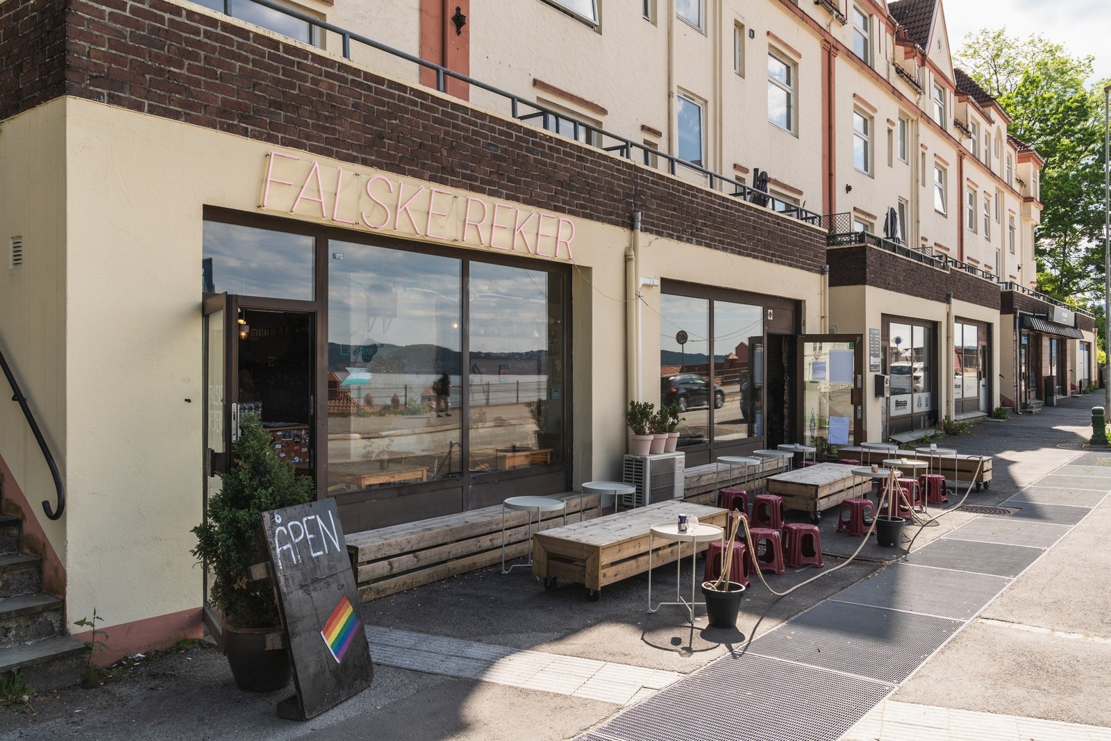 Gangavstand til Falske Reker som er en populær intim kafé og vinbar. Galleribilde