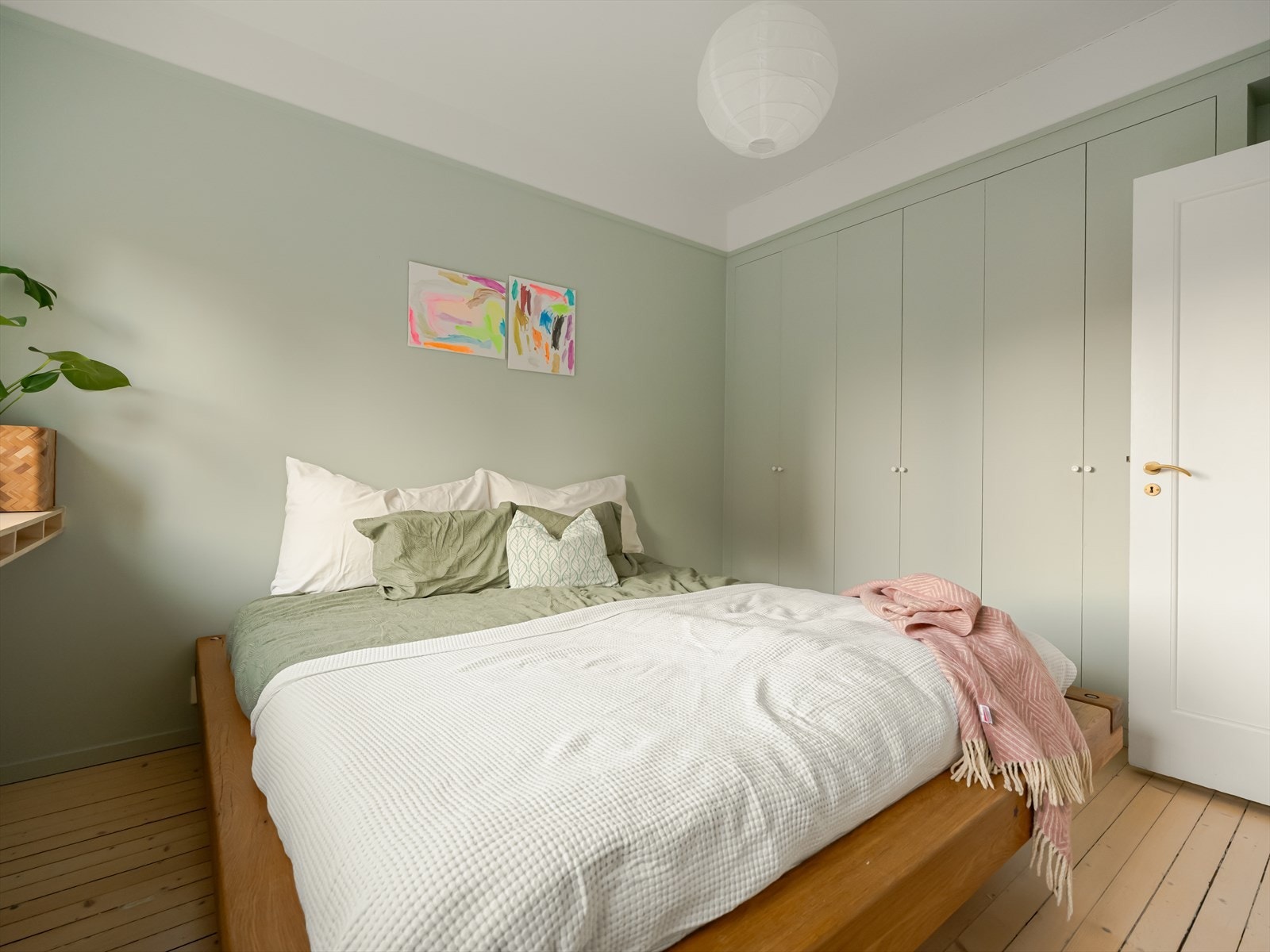 Rommet har praktisk og gjennomtenkt oppbevaringsplass i stor integrert garderobeløsning. Galleribilde