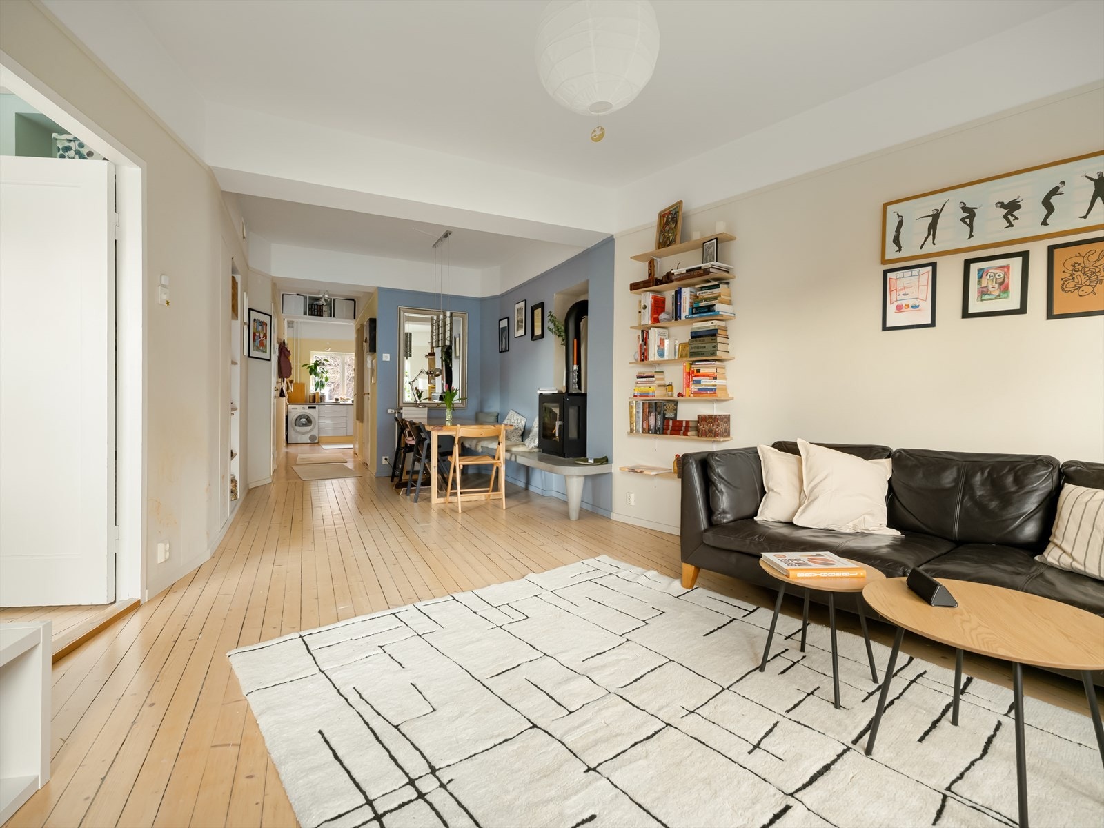 Den lyse og sosiale stuen blir fort dette hjemmets hjerte - her kan det nytes rolige kvelder med film eller større, sosiale sammenkomster. Galleribilde