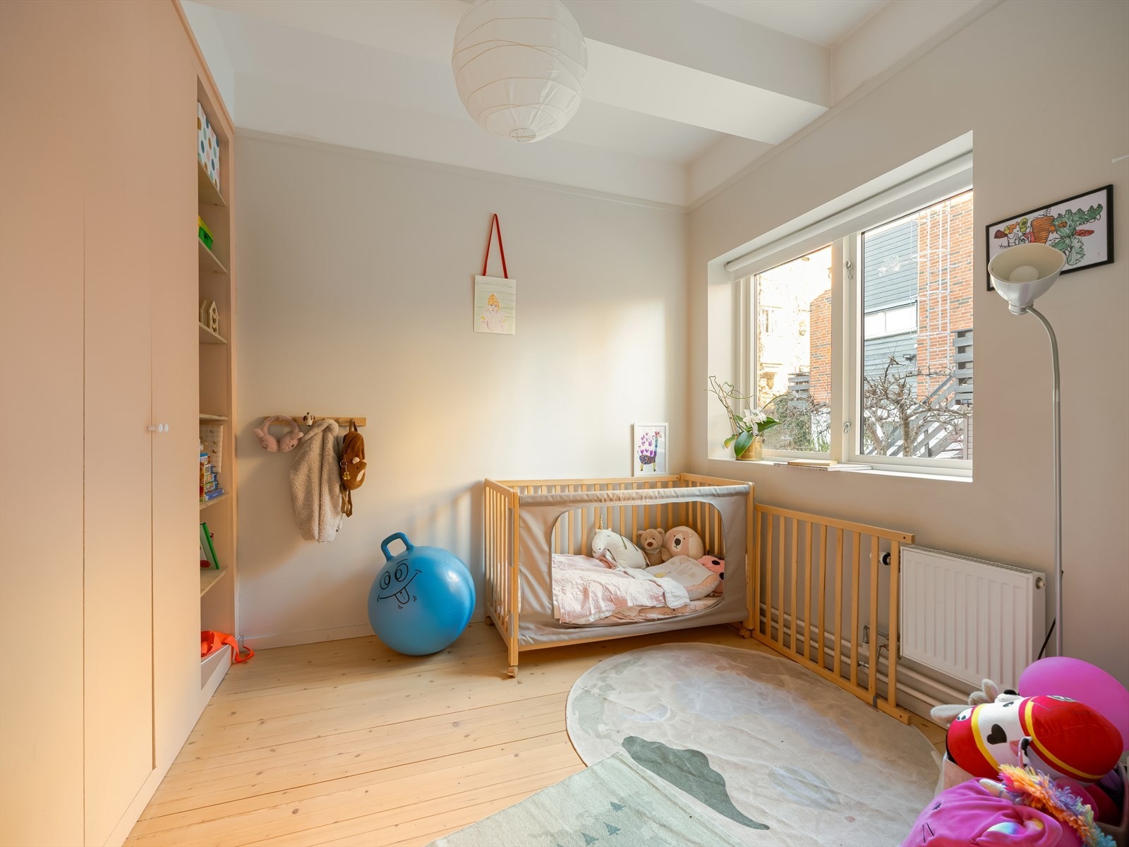 Soverom 2 er også av god størrelse, og har god plass til seng og tilhørende møblement. Galleribilde